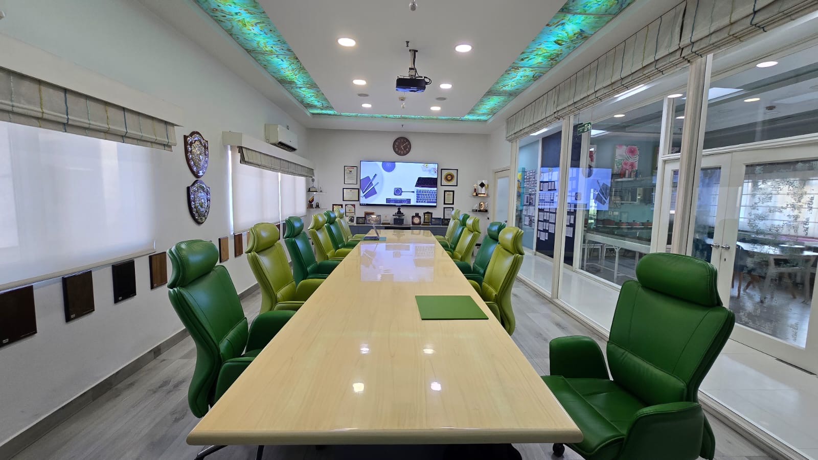 presentation-people-boardroom-delhi-proje